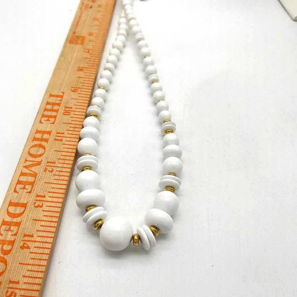 Liz Claiborne Chunky White Bead Necklace Gold‎ Tone Accent Vintage Statement